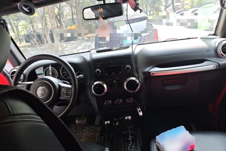 Used Jeep Wrangler 2015 3.6L Rubicon Two-Door Comfort Edition Center Console