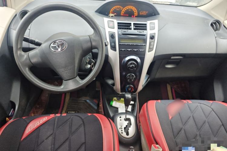 Used Toyota Yaris 2011 1.6E Automatic Charm Edition Center Console