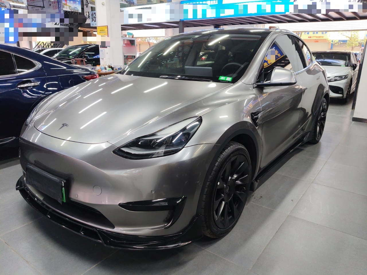 Под передней частью автомобиля