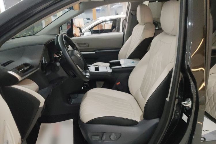 Used Toyota Granvia 2023 2.5L Hybrid Comfort Edition