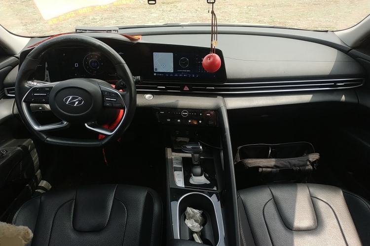 Used Hyundai Elantra 2021 1.5L CVT LUX Prestige Edition Center Console