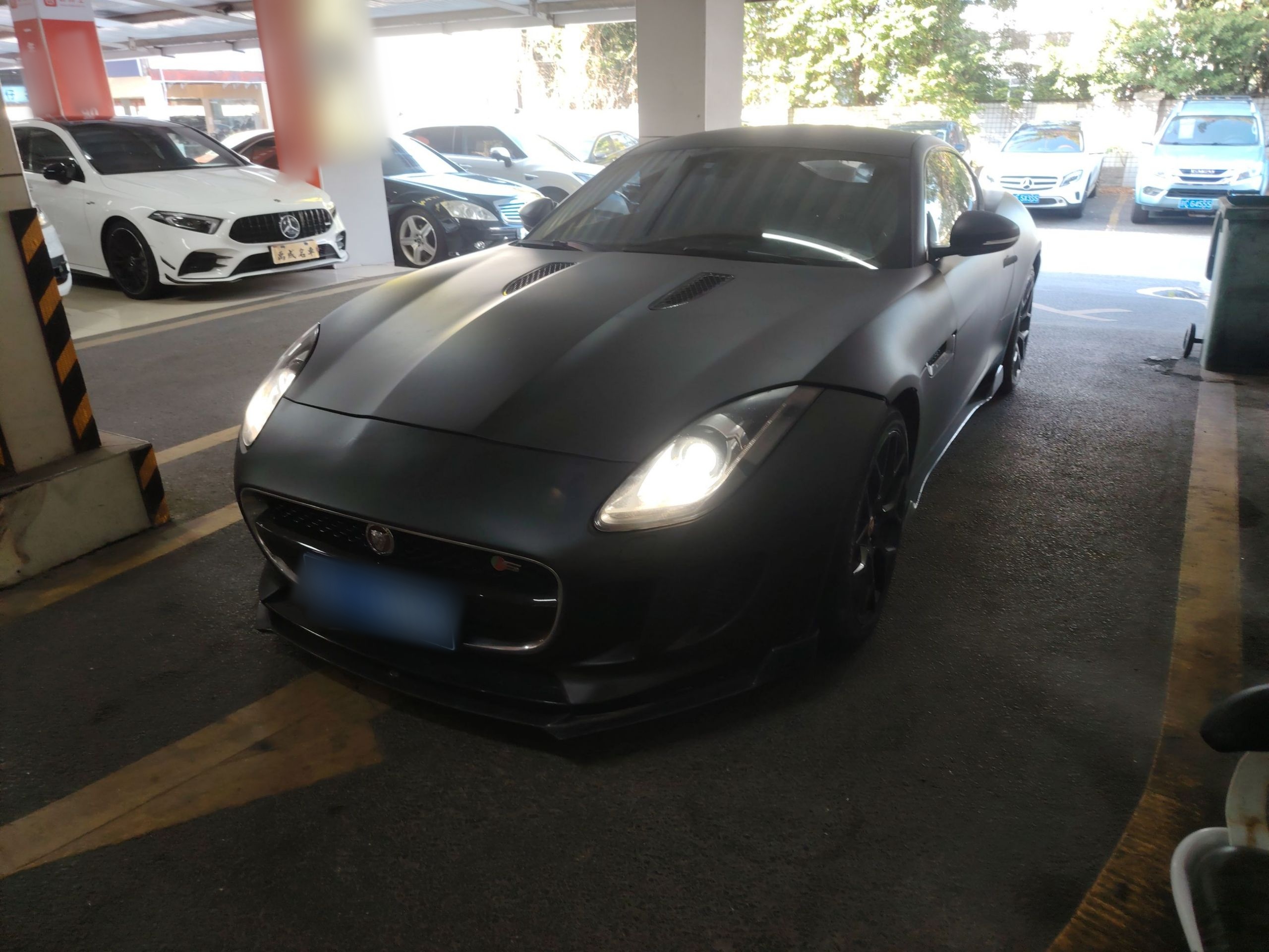 تحت مقدمة السيارة