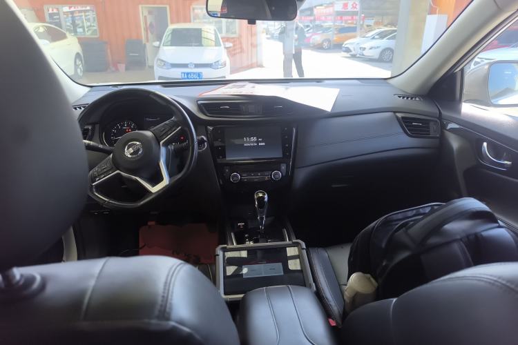 Used Nissan X-Trail 2019 2.0L CVT Smart Connect Comfort Edition 2WD Center Console