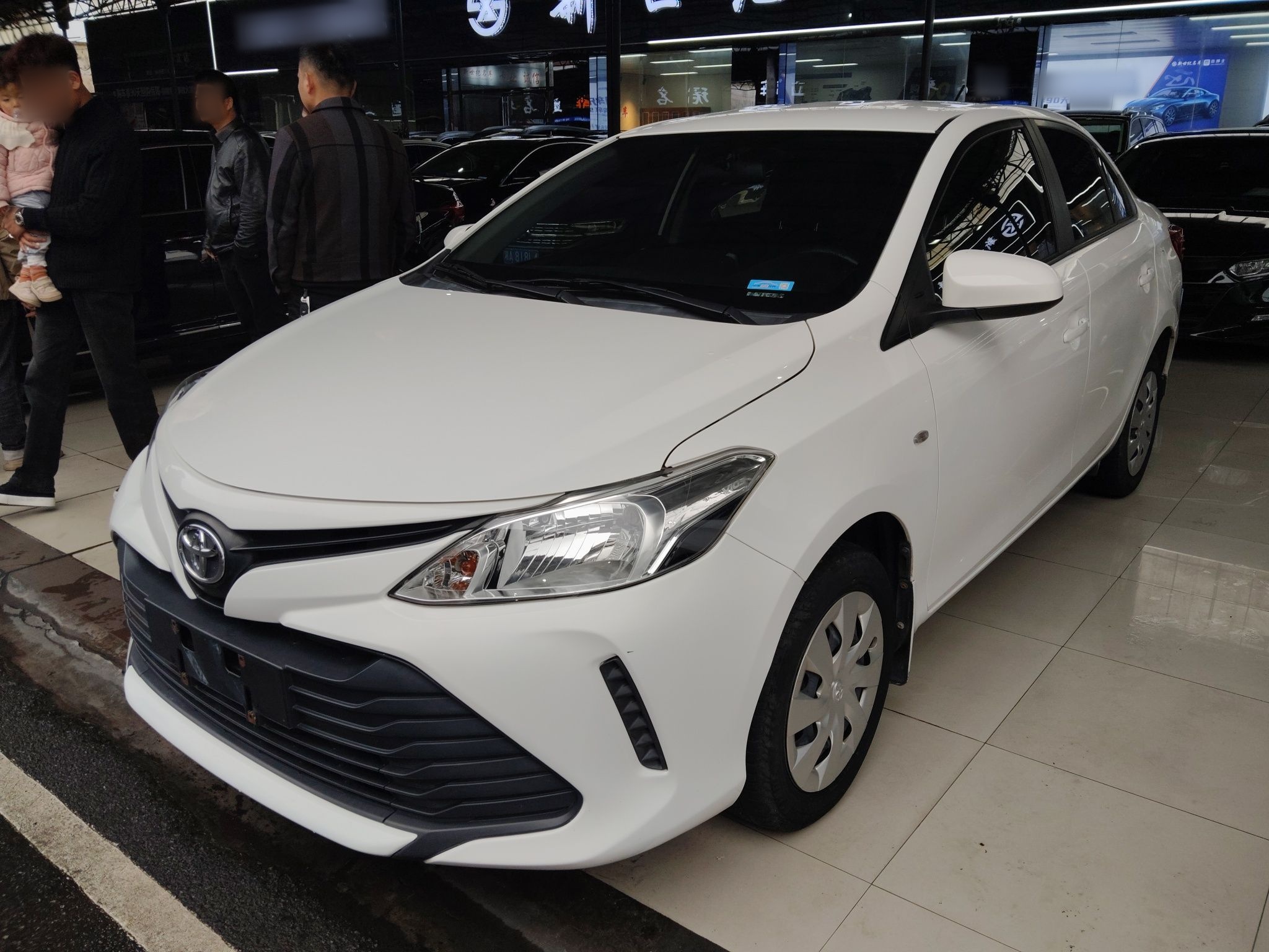 تحت مقدمة السيارة