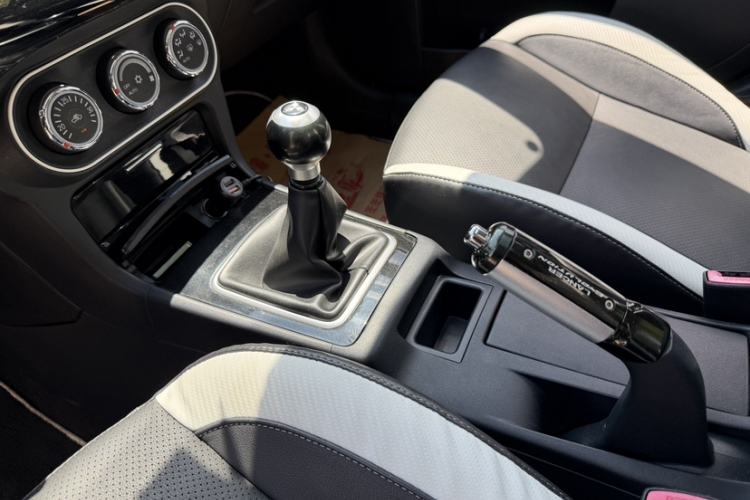 Used Mitsubishi Lancer EX 2016 1.8L Manual Black-and-White Retro Edition Gear Lever