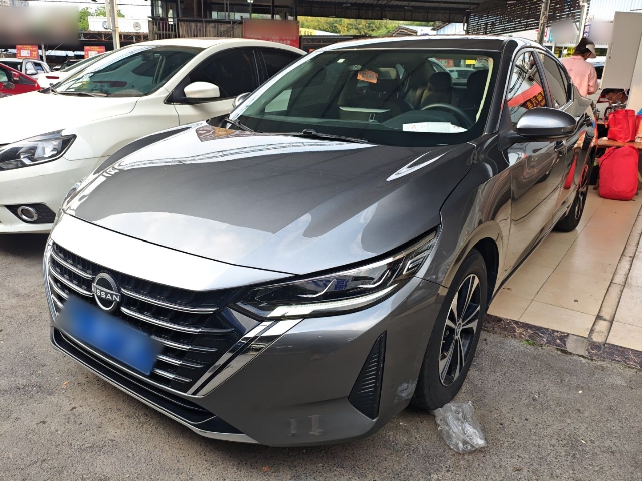 تحت مقدمة السيارة