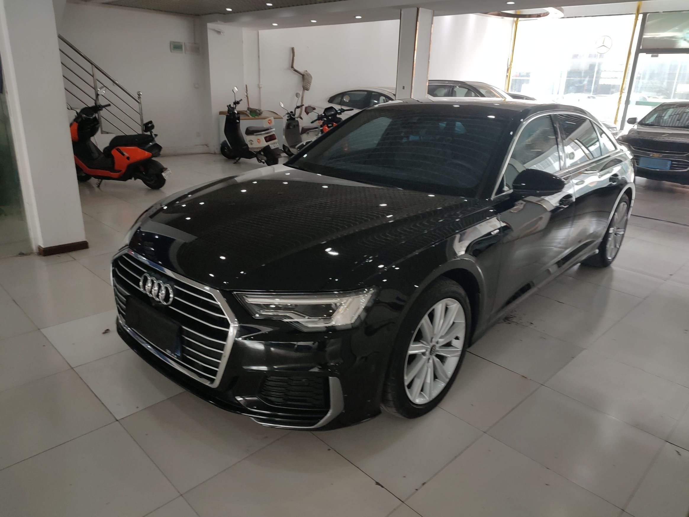 تحت مقدمة السيارة