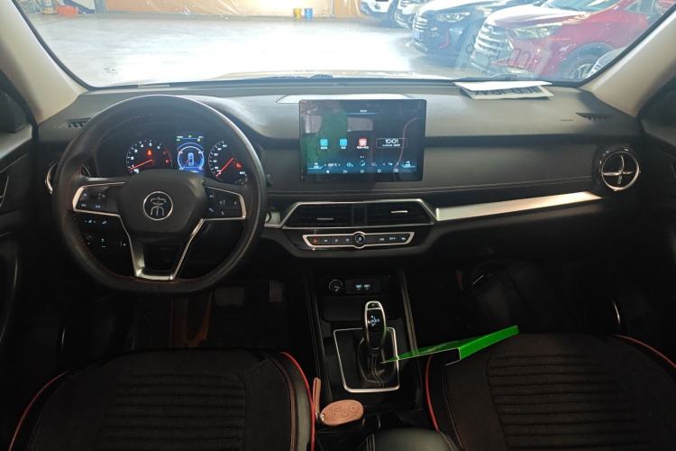 Used BYD Song 2020 Classic Edition 1.5T Automatic Elite Model Center Console