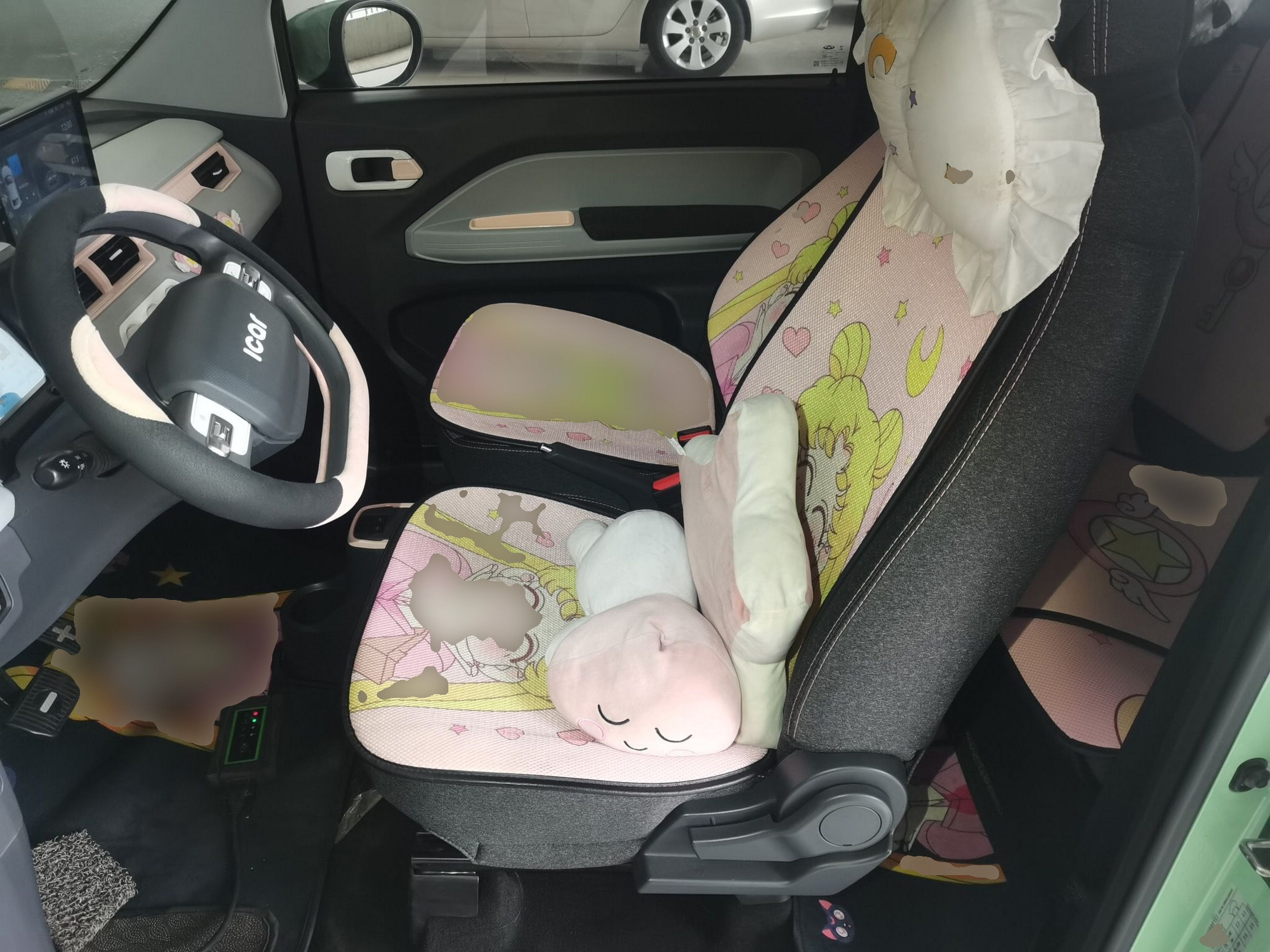 المقاعد الأمامية داخل السيارة