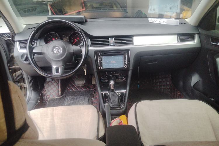 Used Volkswagen Bora 2014 1.6L Automatic Fashion Model Center Console