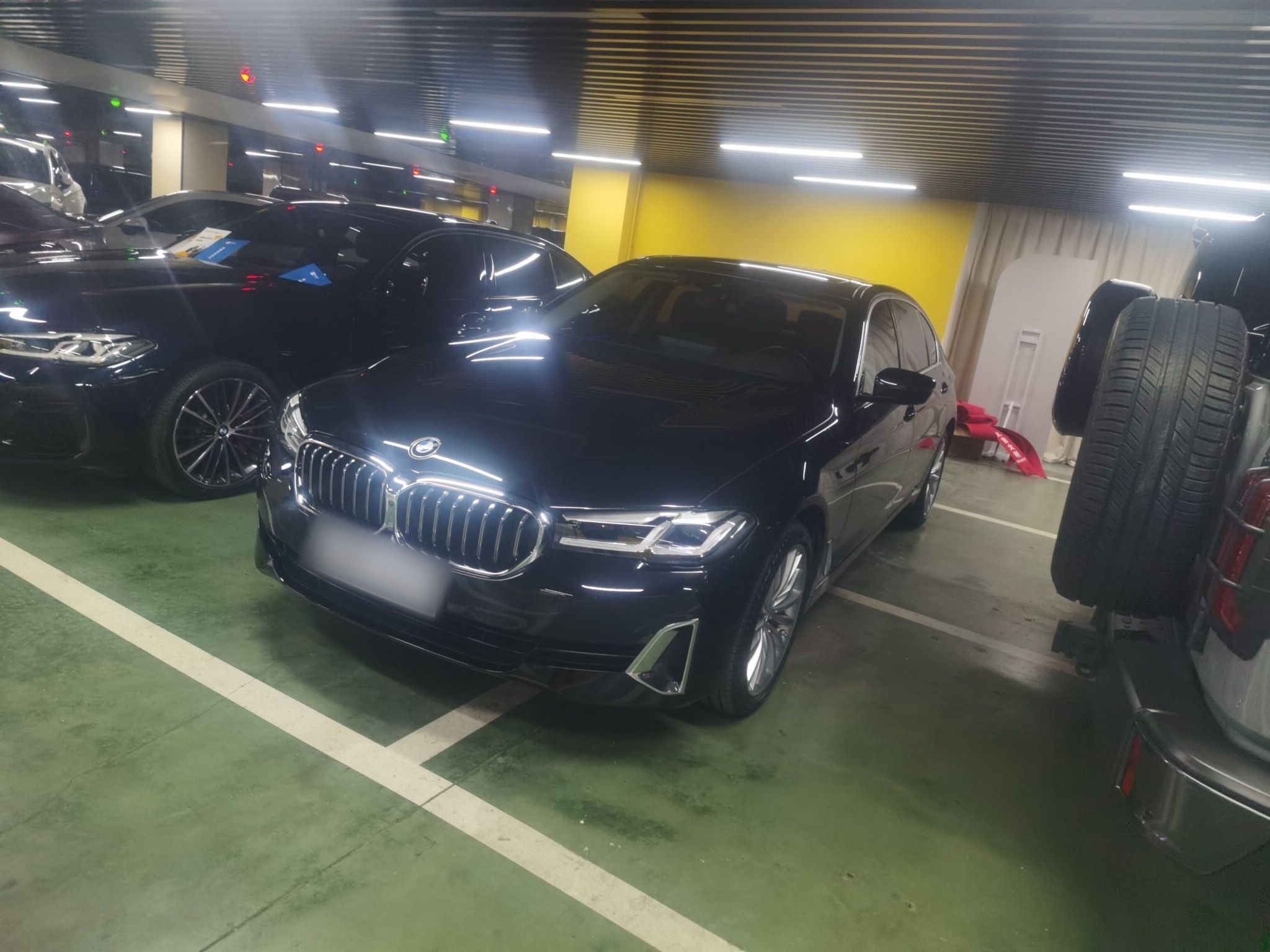 تحت مقدمة السيارة