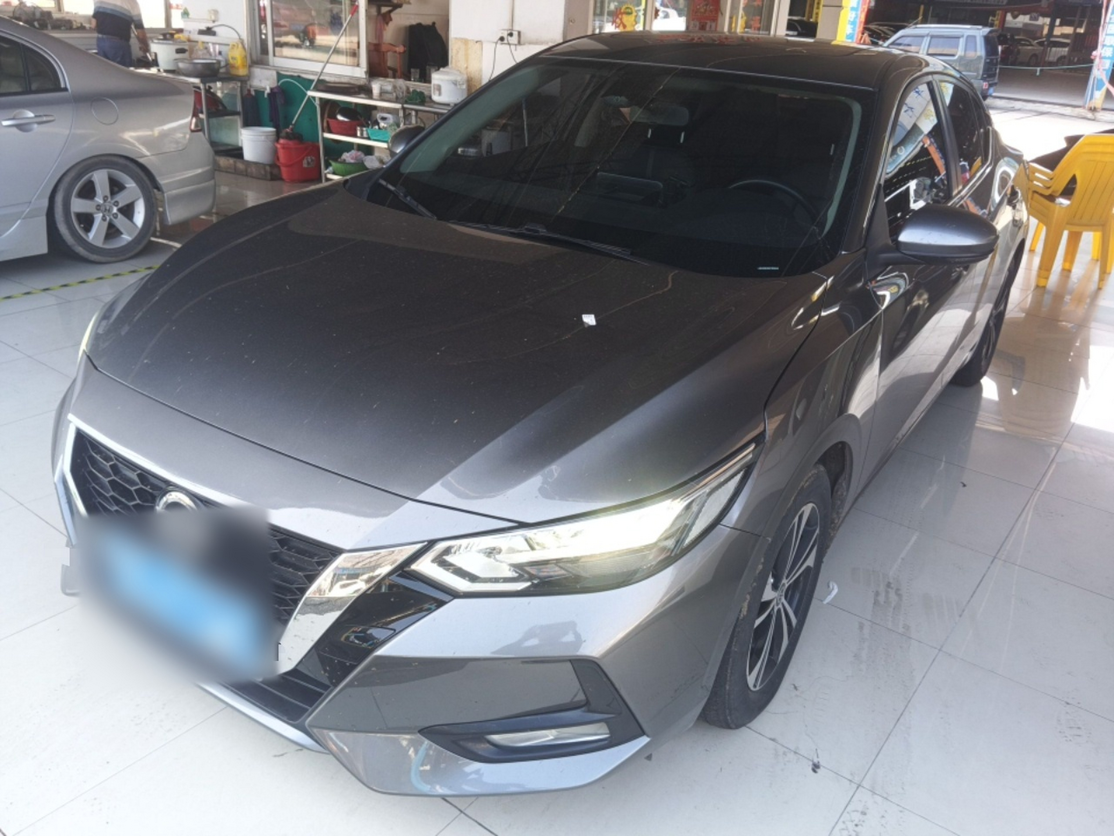 Под передней частью автомобиля