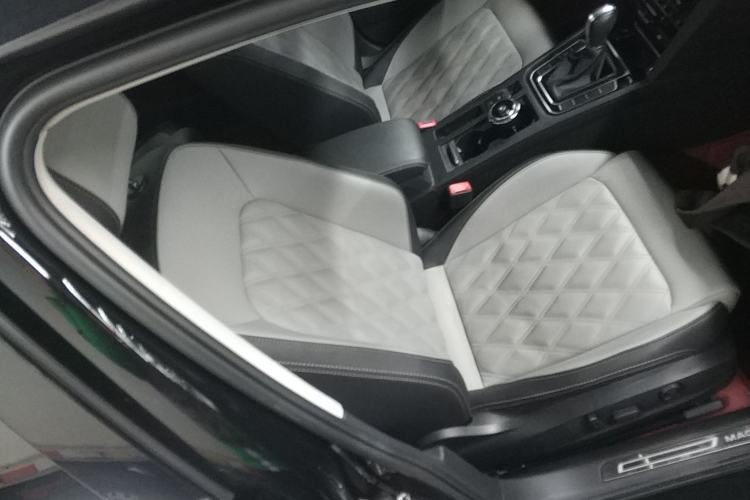 Used Volkswagen Magotan 2023 2 Million Units Limited Edition 330TSI DSG Leading Version
