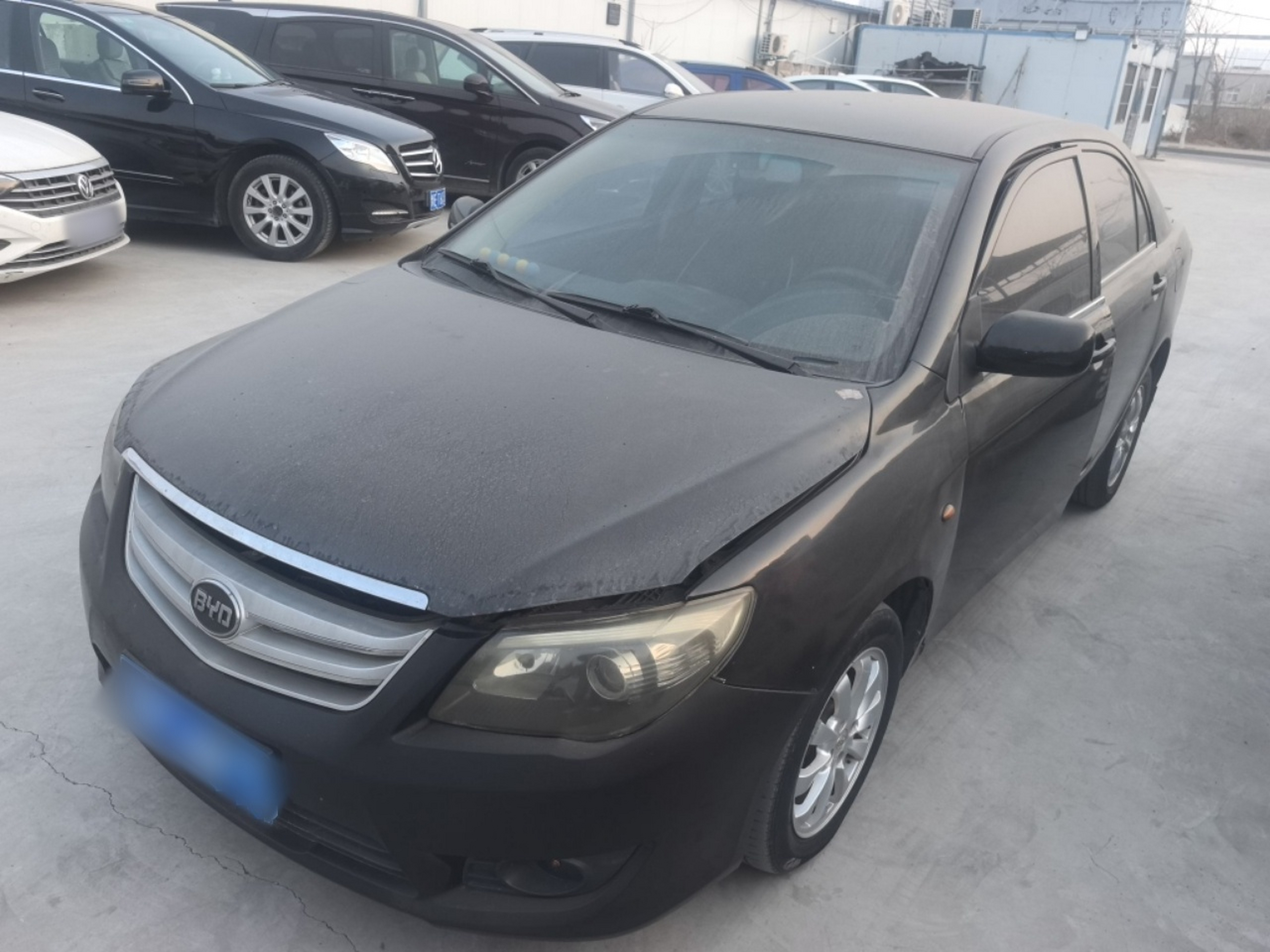 Под передней частью автомобиля