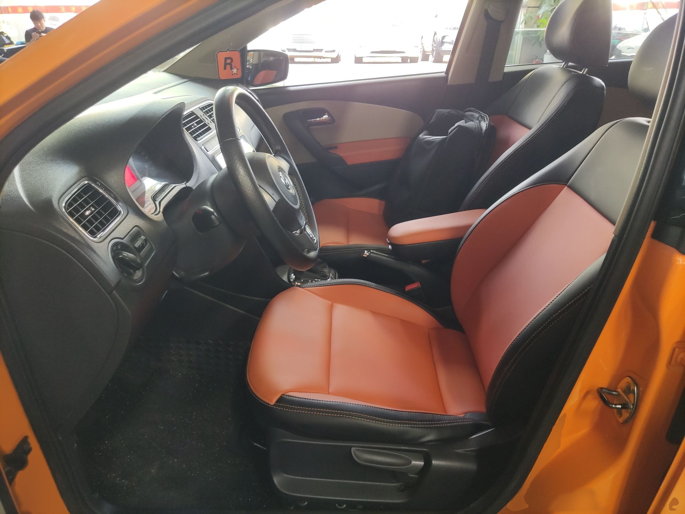 Переднее сиденье в автомобиле