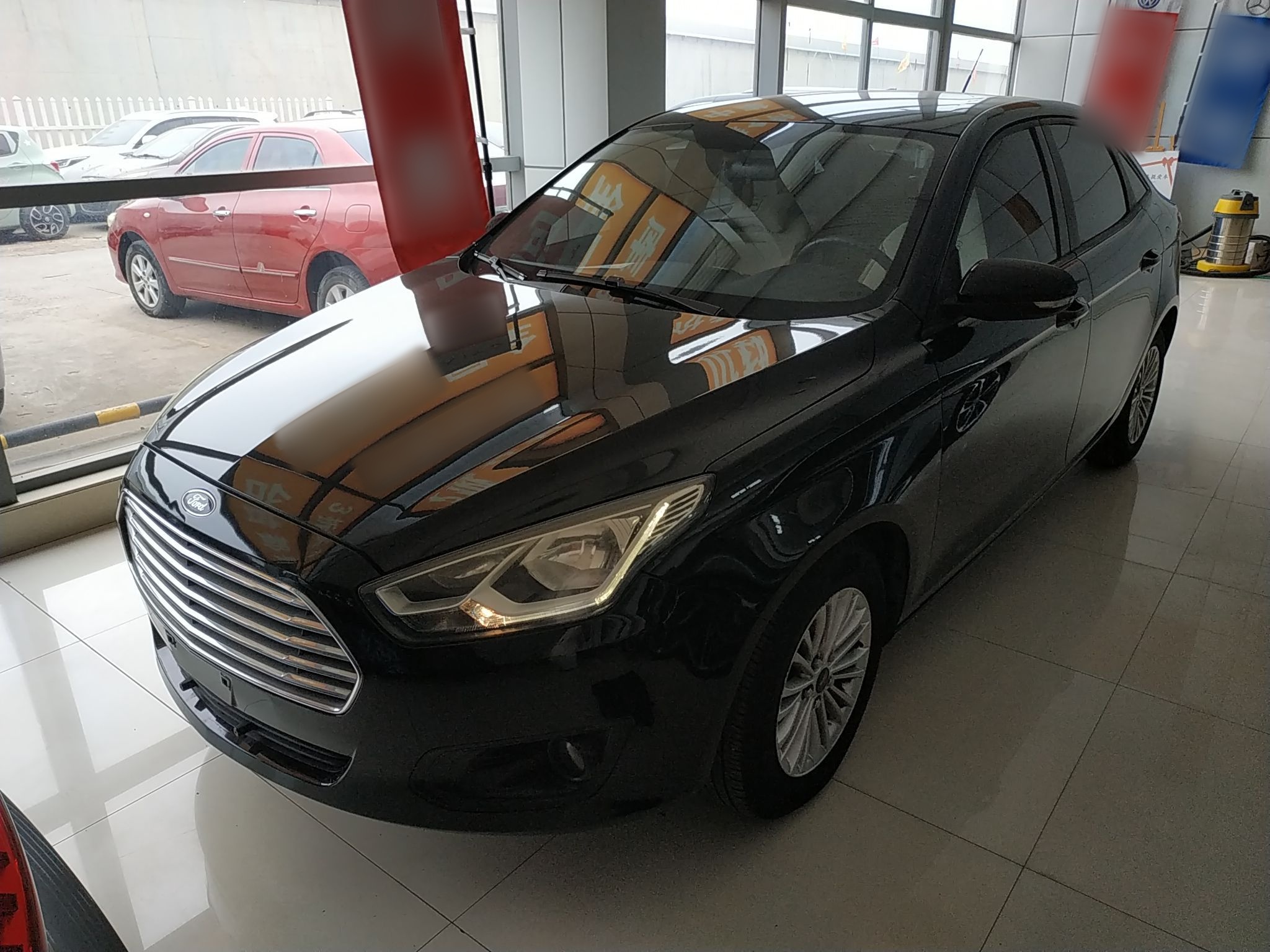 تحت مقدمة السيارة