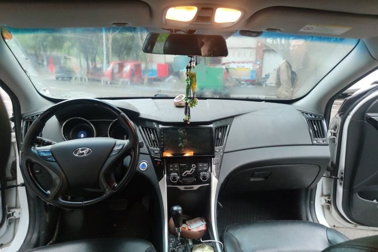 Used Hyundai Sonata 2014 2.4L Automatic Leading Edition China IV Standard Center Console