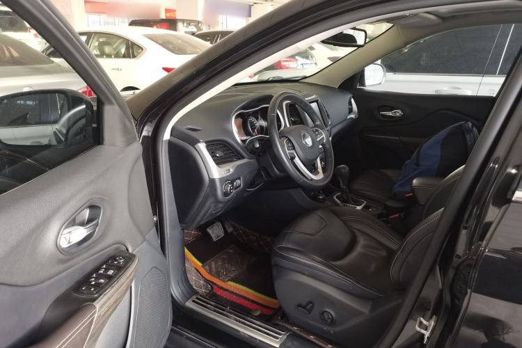 Used Jeep Cherokee 2016 2.4L Professional Smart Version