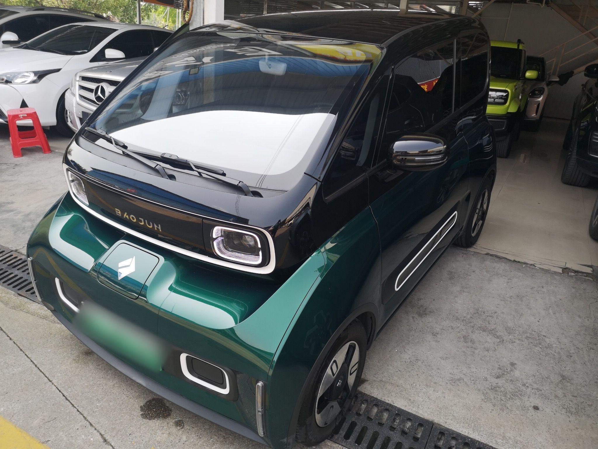 تحت مقدمة السيارة