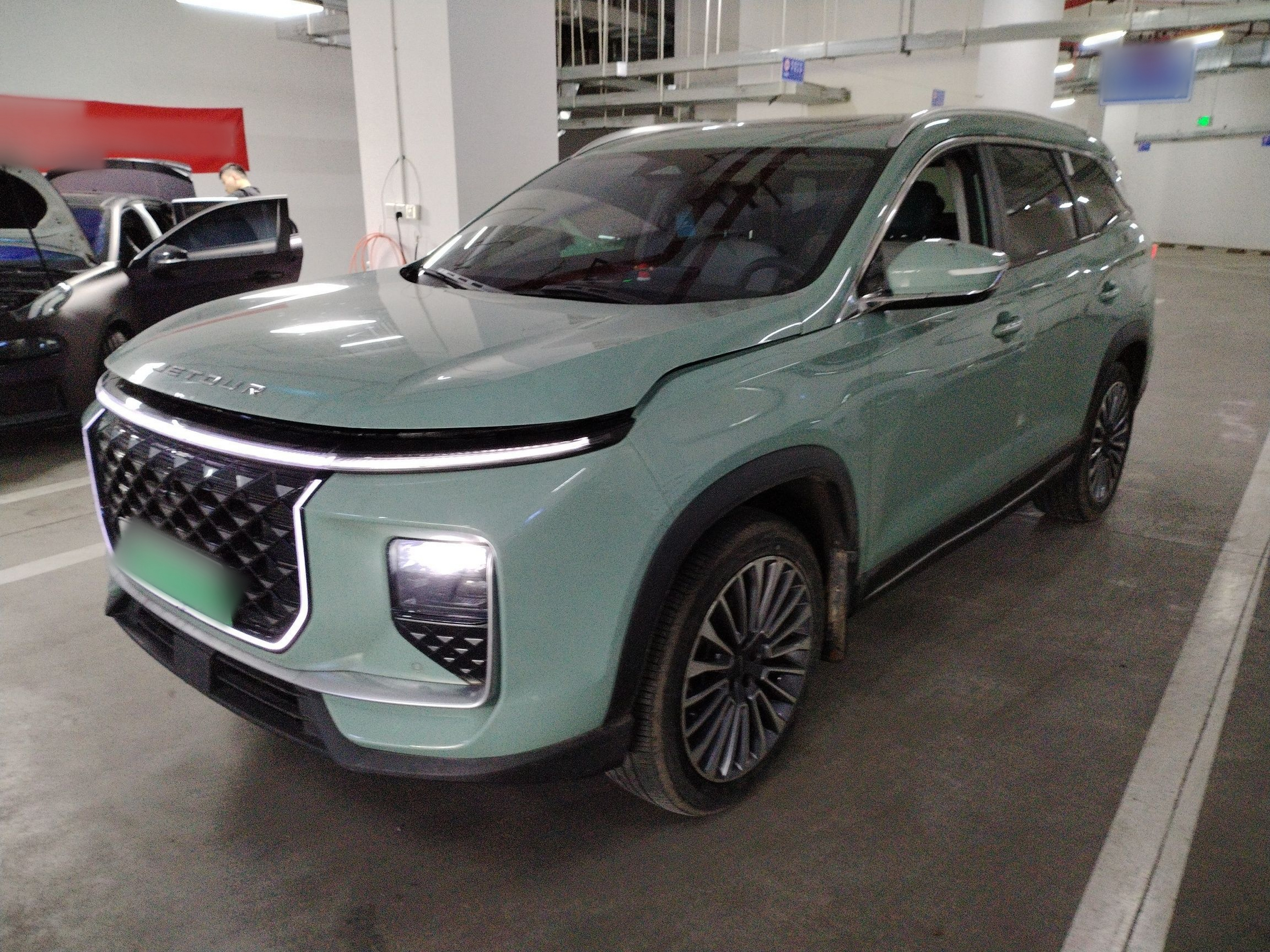 تحت مقدمة السيارة