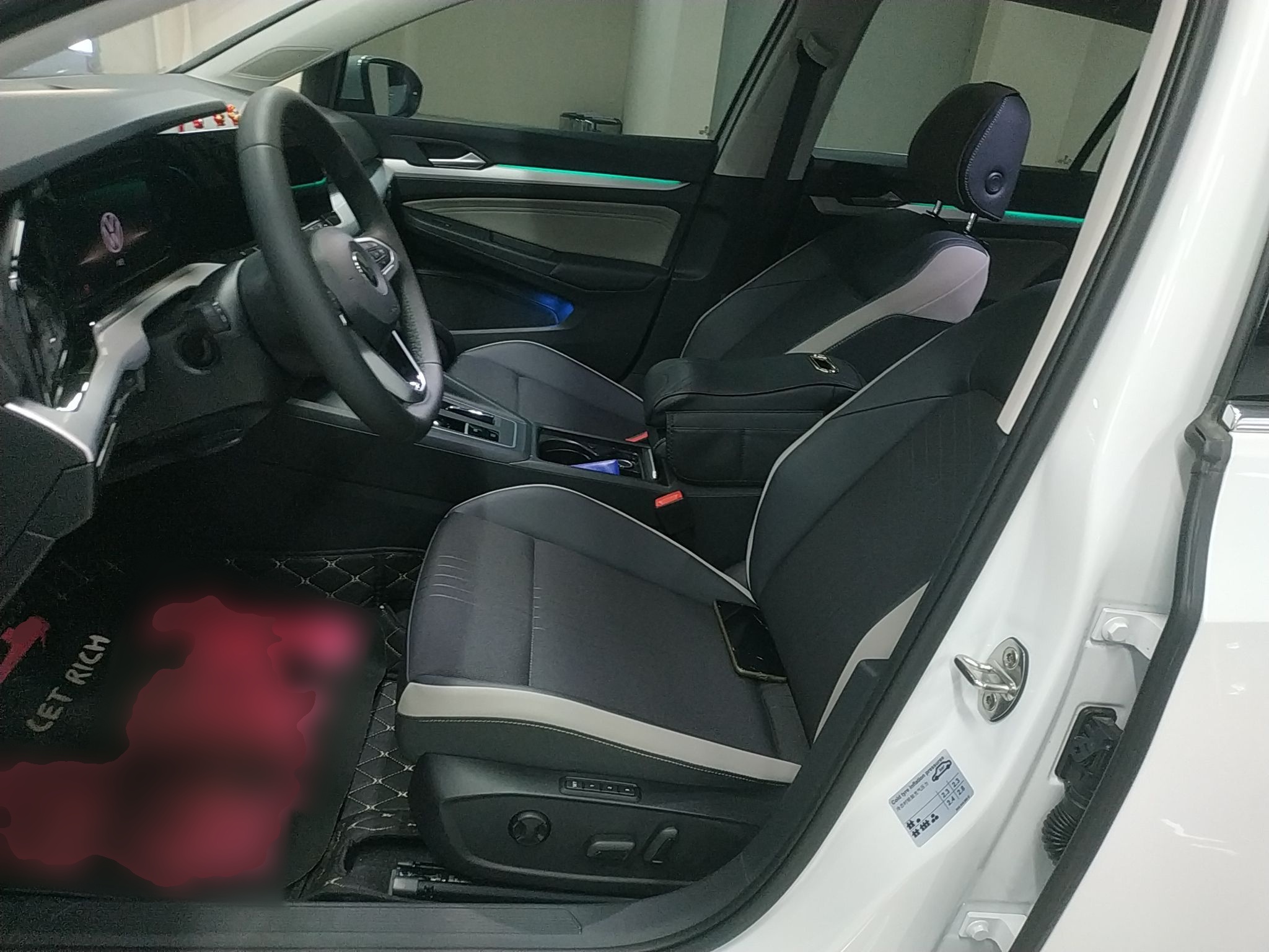 المقاعد الأمامية داخل السيارة