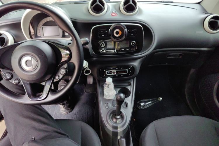 Used smart fortwo 2015 1.0L 52 kW hardtop Dynamic version