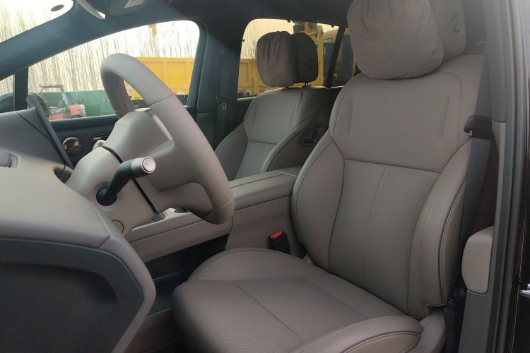 Used Li Auto i6 2025 Model Four-Wheel-Drive Standard Type
