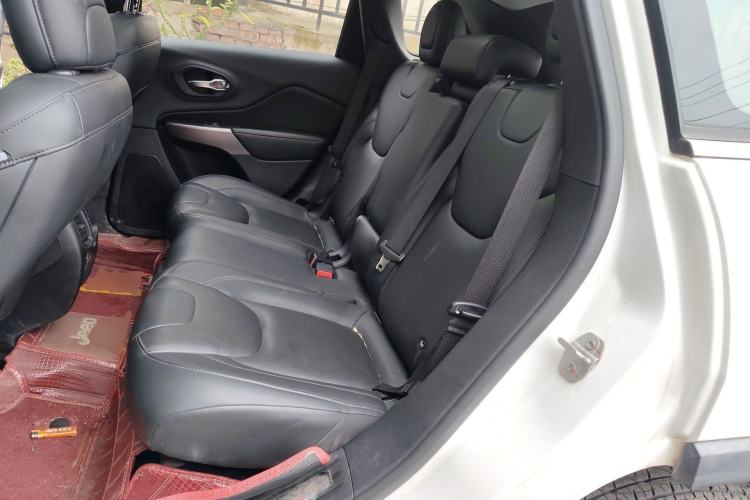 Used Jeep Cherokee 2019 2.0T Two-Wheel Drive Smart Enjoyment Version China VI Left Rear Seat