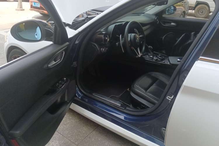 Used Alfa Romeo Giulia 2017 2.0T 280HP Luxury Edition
