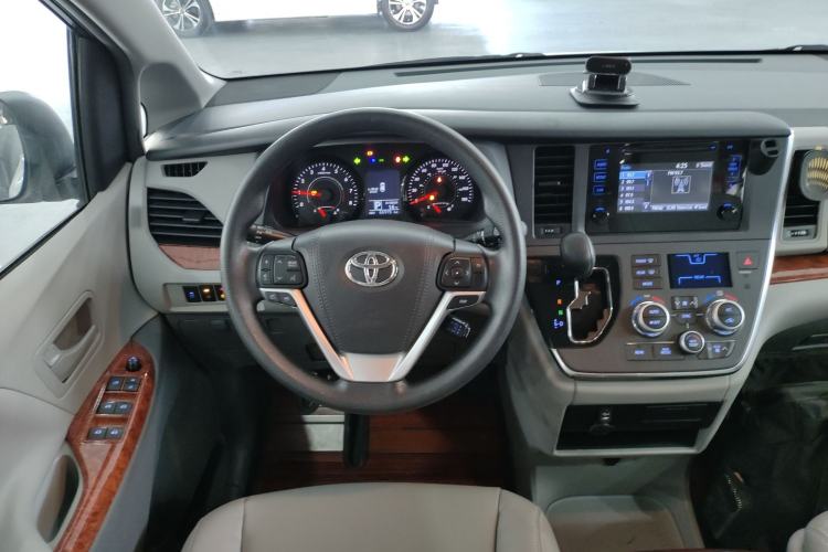 Used Toyota Sienna 2017 3.5L 2WD SE 7-Seater Canadian Version