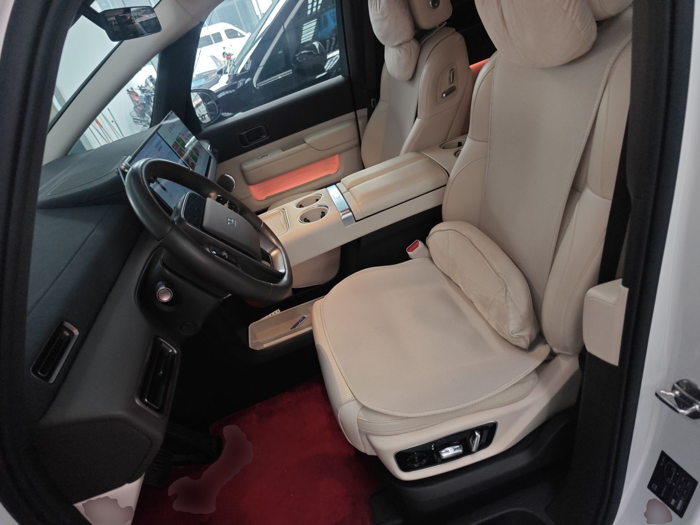 المقاعد الأمامية داخل السيارة