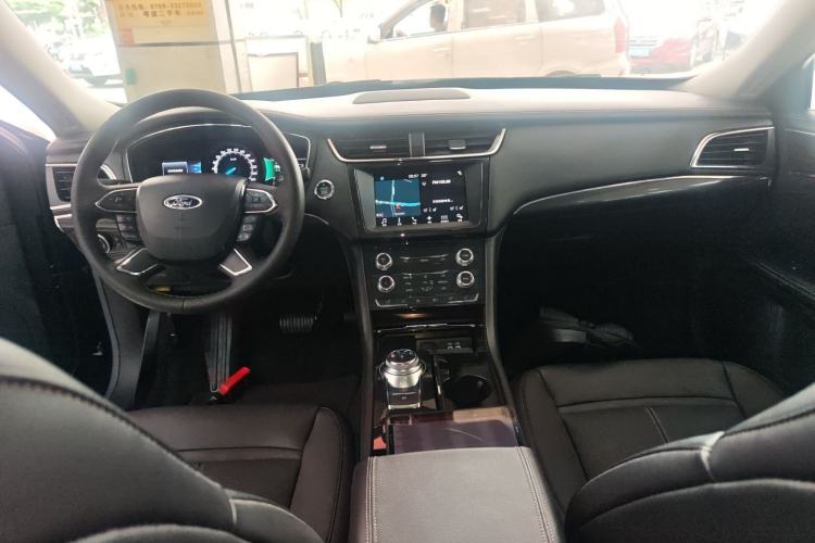 Used Ford Taurus 2017 EcoBoost 245 Fashion Edition Center Console