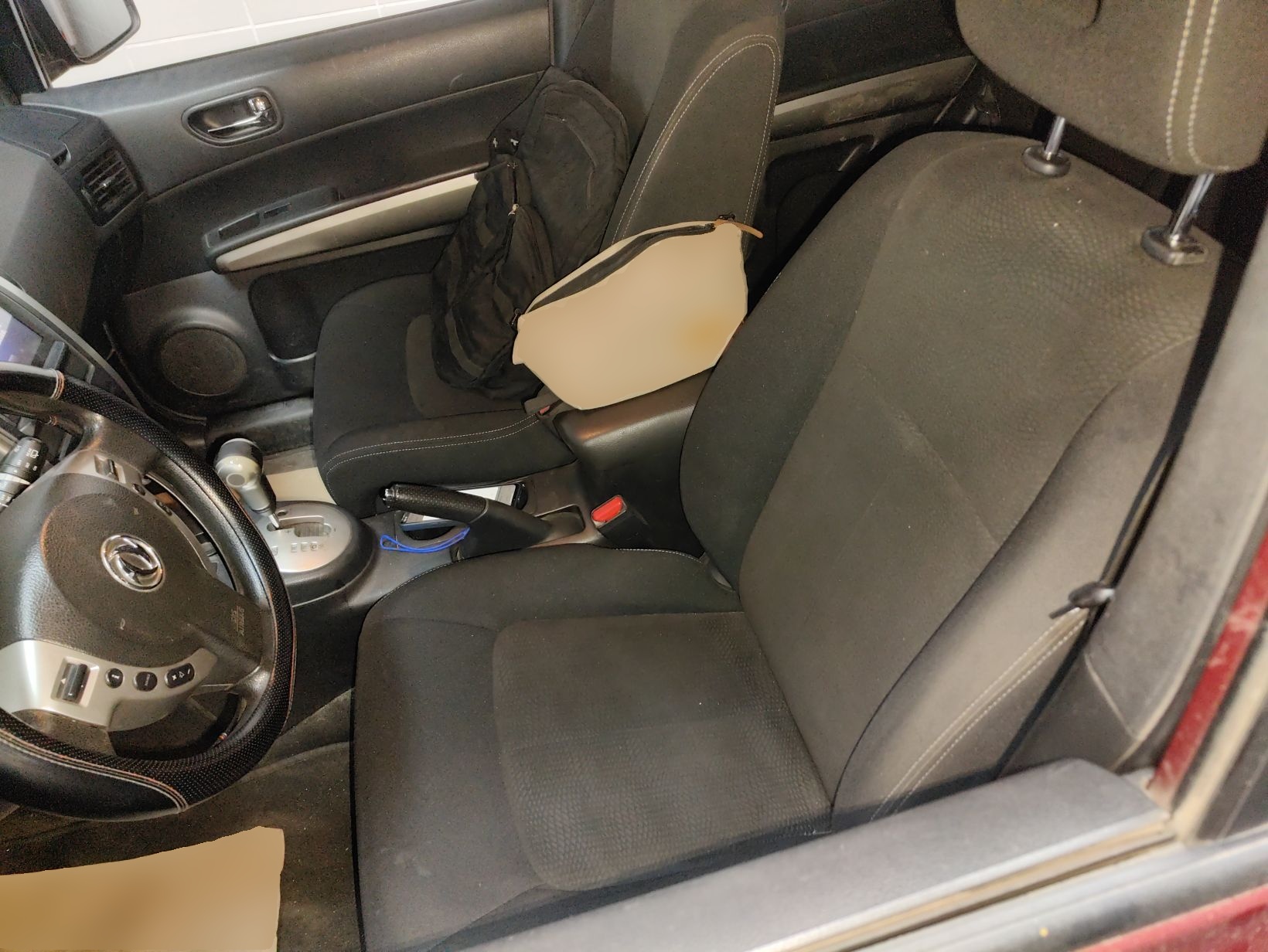 المقاعد الأمامية داخل السيارة