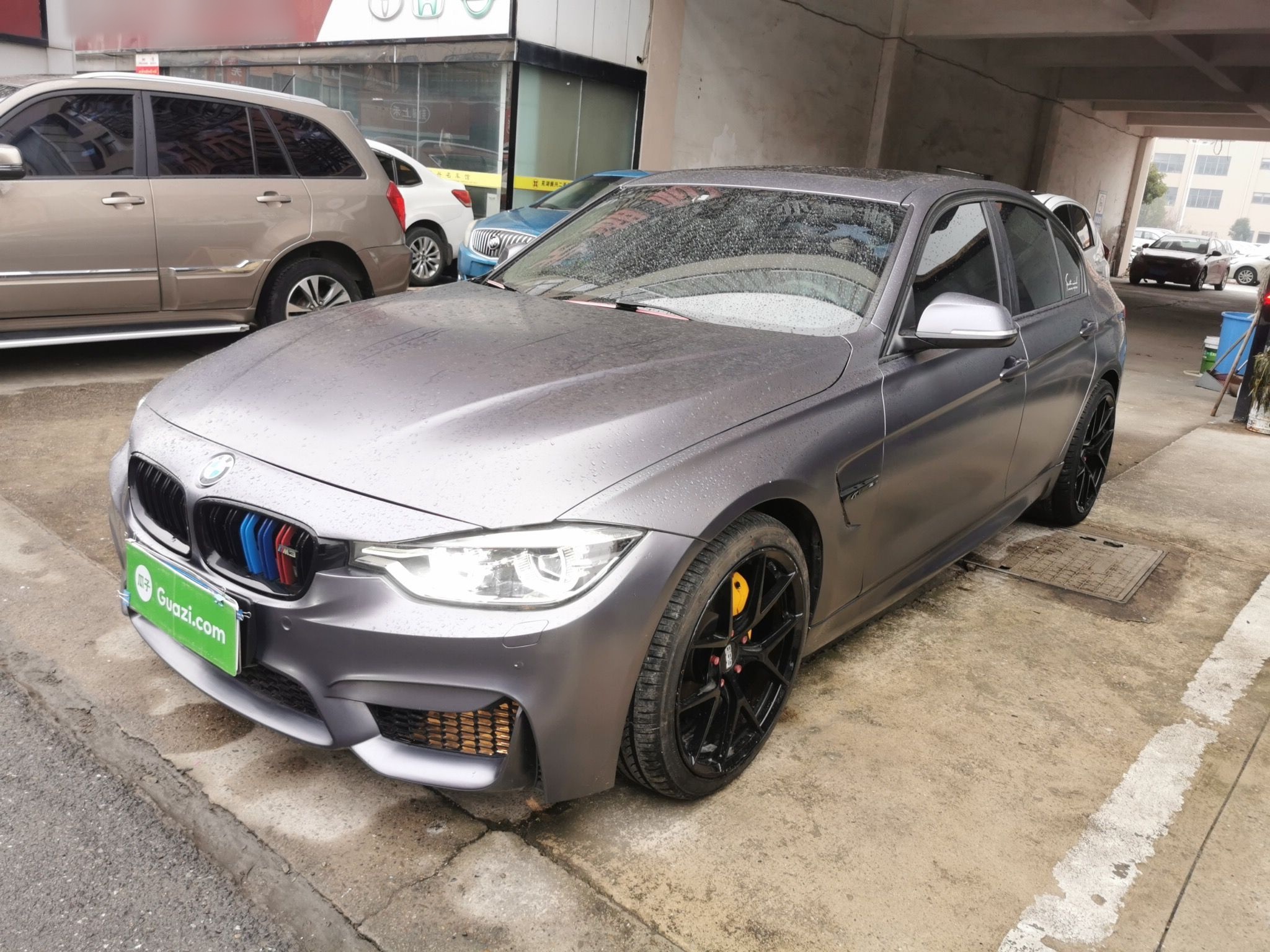 تحت مقدمة السيارة