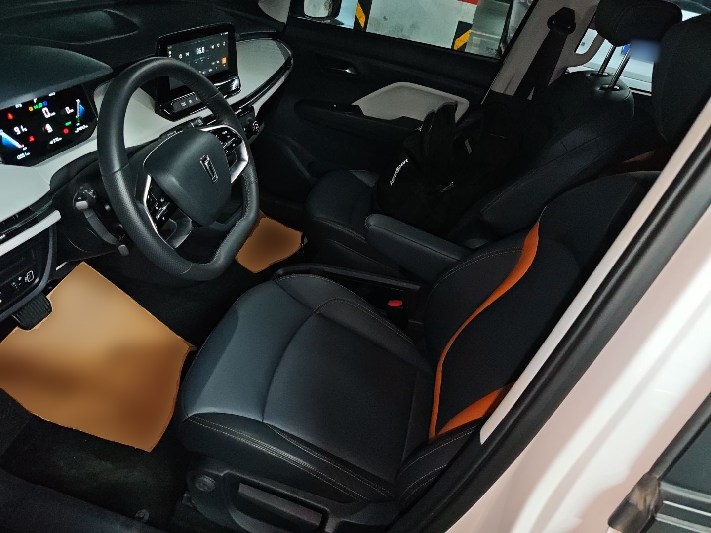 Переднее сиденье в автомобиле