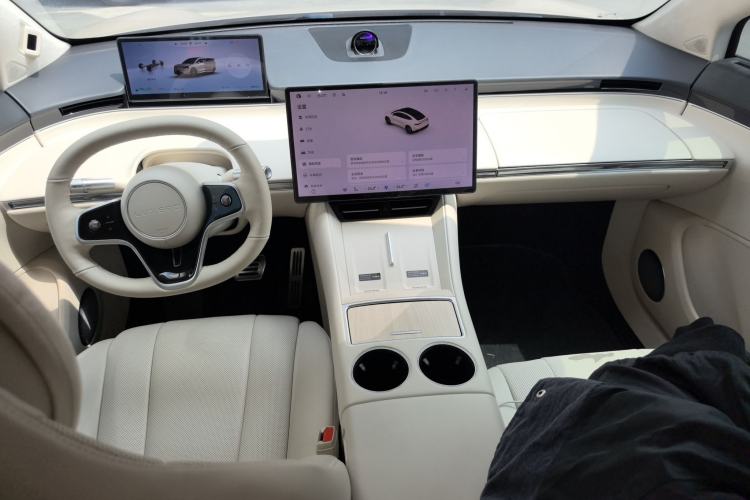 Used Hima Luxeed R7 2025 Range-Extended Version 251 km Max Center Console