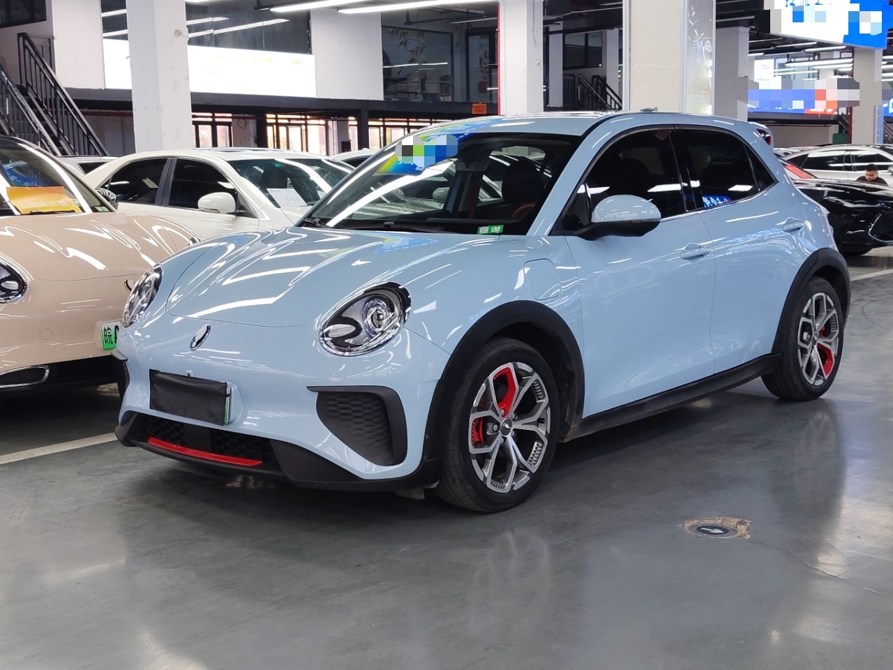 تحت مقدمة السيارة