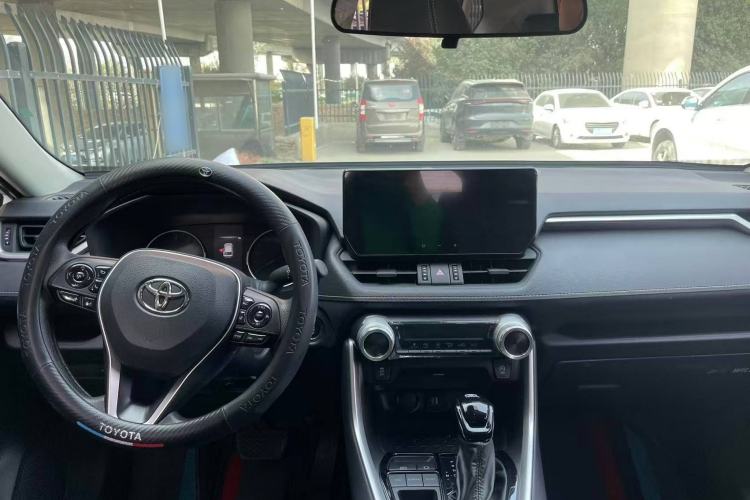 Used Toyota Wildlander 2024 2.0L CVT Two-Wheel Drive Leading Edition Interior 3