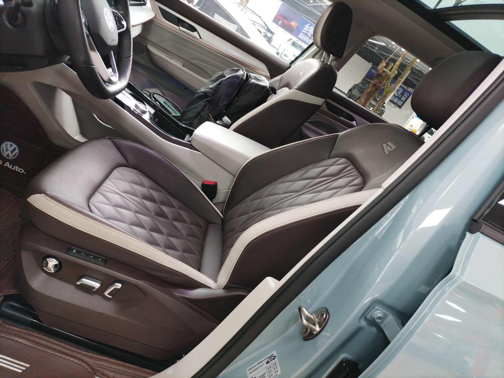 Переднее сиденье в автомобиле