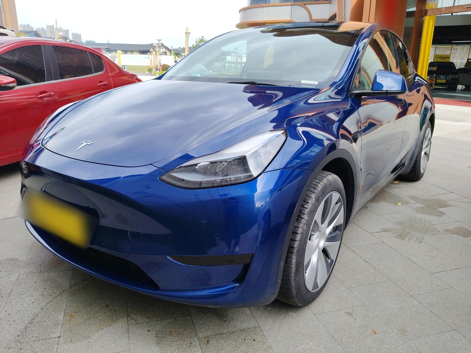 تحت مقدمة السيارة