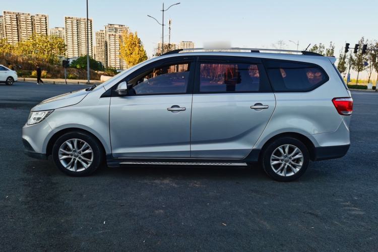 Used Baojun 730 2014 1.5L manual standard trim 7 seats
