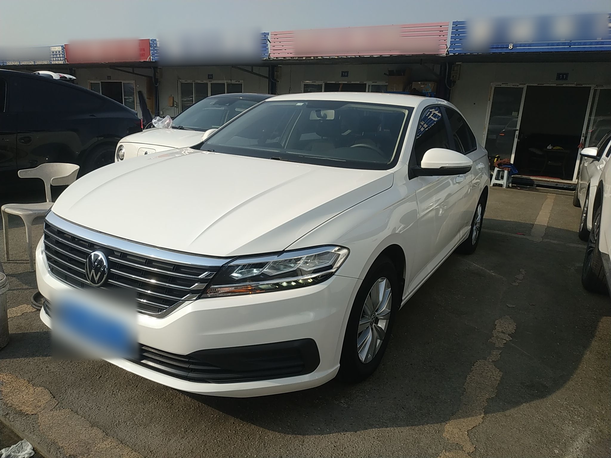 Под передней частью автомобиля