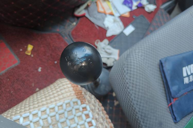 Used Iveco Daily 2020 2.5T A35 Passenger Van with Dual Tires Mid-Roof Design 5-9 Seater Side-Sliding Door China V Emission Standard
