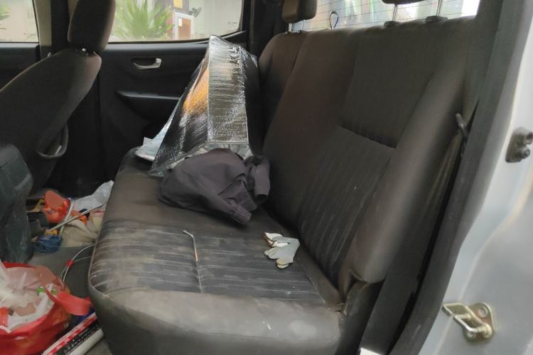 Used Isuzu JLM 2018 2.0T Two-Wheel-Drive Gasoline Luxury Version with Extended Cargo Bed 4K21D4T Left Rear Seat