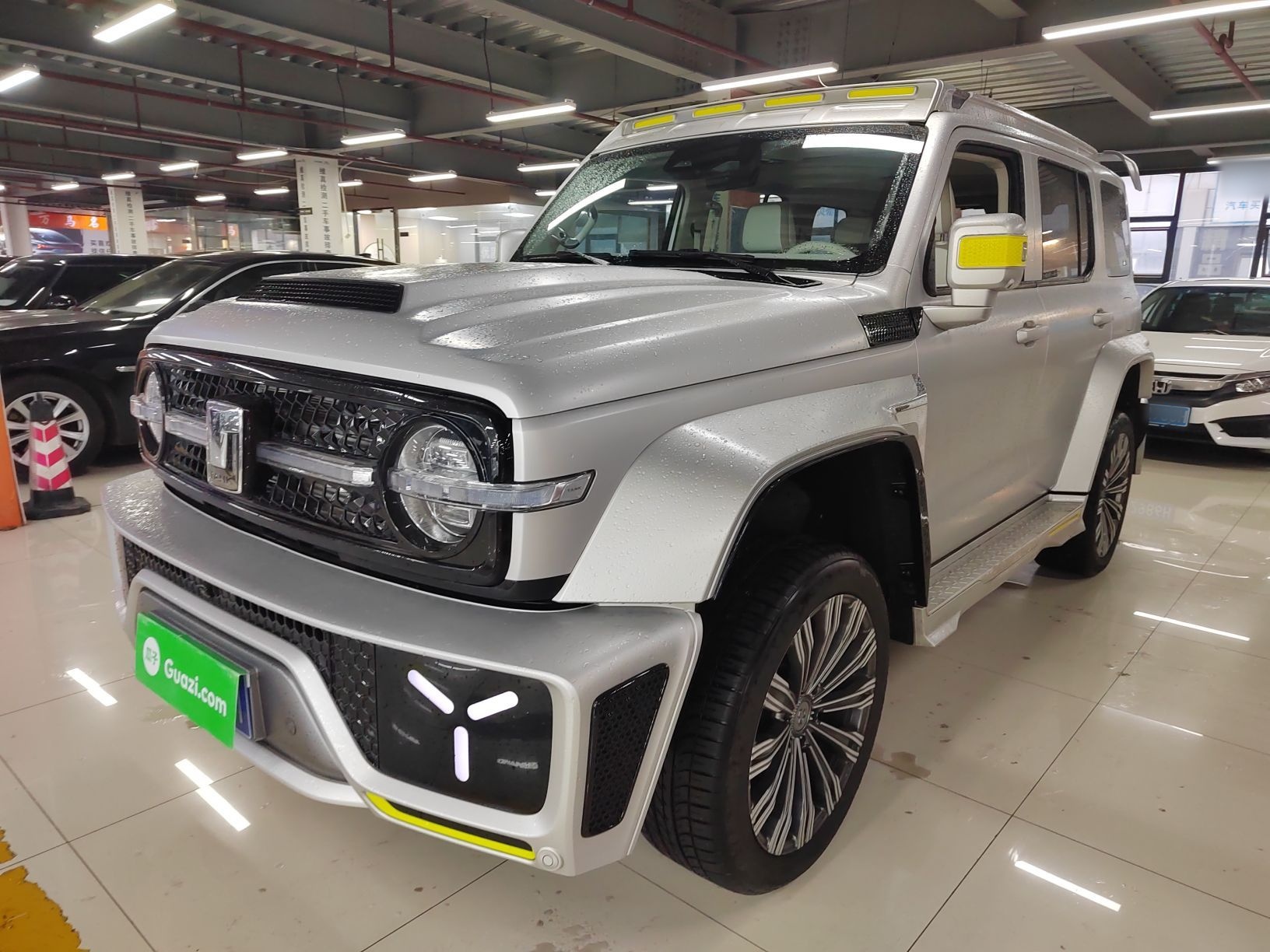 Под передней частью автомобиля