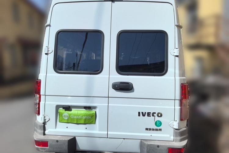 Used Iveco Daily 2021 2.5T A35 M1 Passenger Van 5-9 Seater Short Wheelbase Low Roof Dual Tires Manual Doors Rear