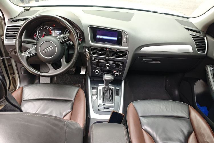 Used Audi Q5 2017 Plus 40 TFSI Technology Model Center Console