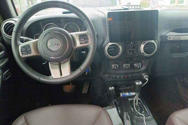 Used Jeep Wrangler 2015 2.8TD Sahara Four-Door Comfort Edition Center Console