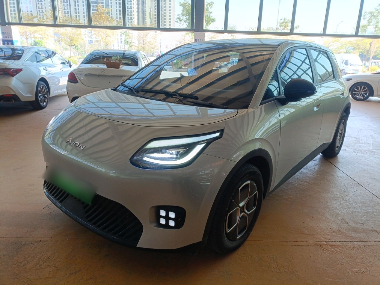 تحت مقدمة السيارة