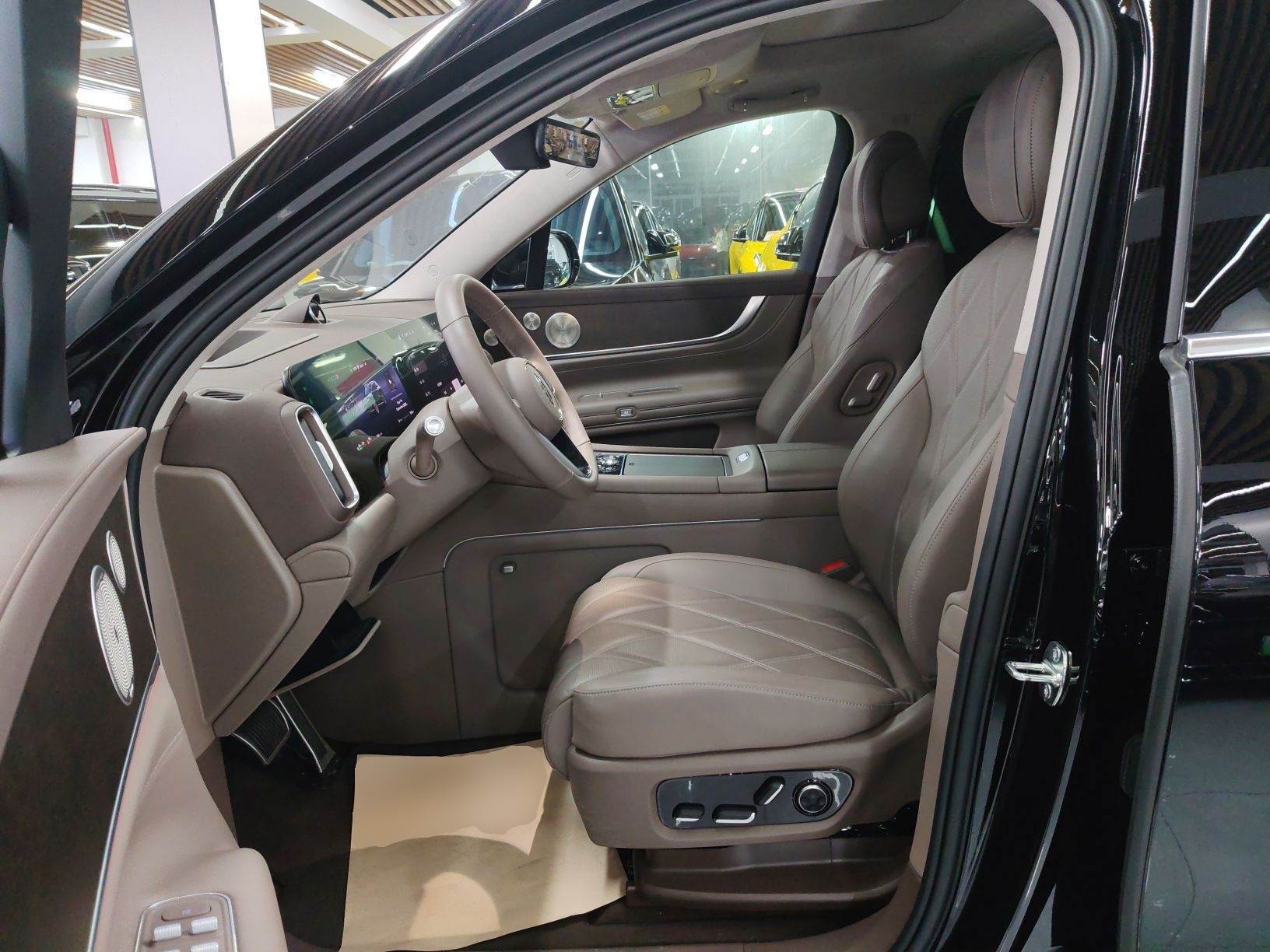 المقاعد الأمامية داخل السيارة